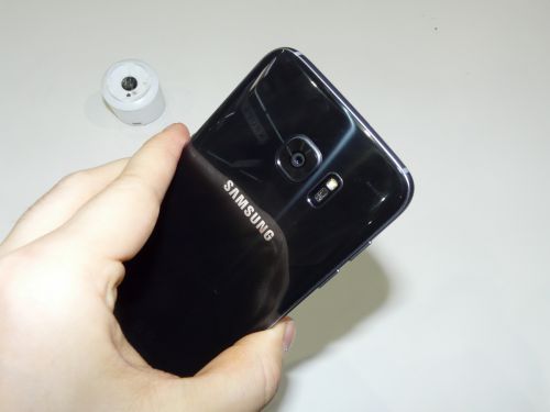 Samsung Galaxy S7 Edge privit din spate