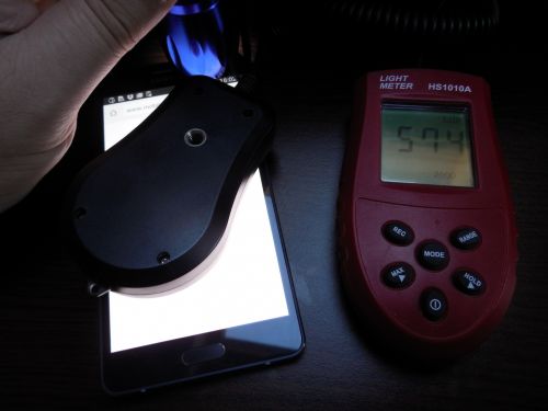  În ce priveşte textul cu luxmetrul, pe setarea slider-ului de luminozitate Auto +5 am atins 574 LUX cu o lumină puternică în dreptul senzorului