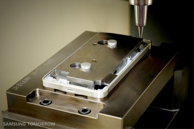 How it is made: Samsung Galaxy Alpha și rama sa metalică slefuite si prelucrate in detaliu