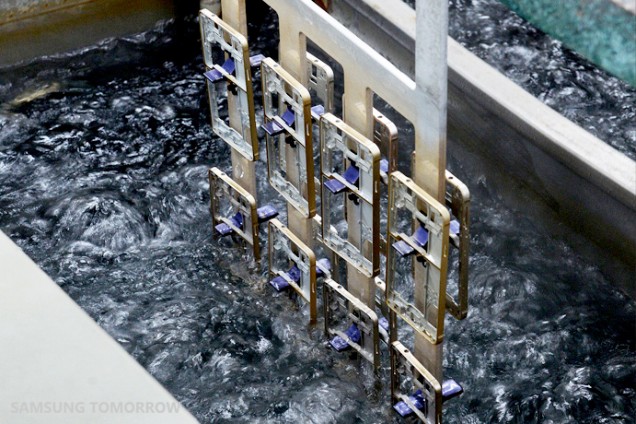 How it is made: Samsung Galaxy Alpha și rama sa metalică slefuite si prelucrate in detaliu