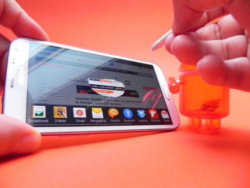 În ce privește stylusul S Pen, acesta folosește tehnologie Wacom și suporta acum 1024 de nivele de presiune, de 4 ori mai multe decât pe primul Note