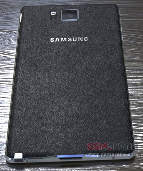 Primele imagini cu Galaxy Note 4 ies la iveală; acesta dispune de o ramă metalică și de un panou frontal cu margini foarte subțiri