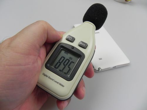 Samsung Galaxy Note 4 la testul cu decibelmetrul, a atins 89.5 dBA În spate și 85.6 dBA În față!