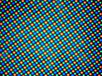 Pixelii au un aranjament Pentile Matrix