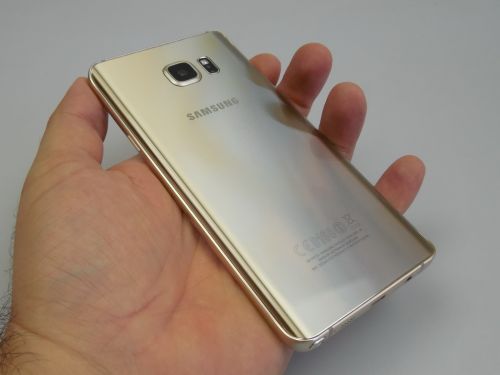 Samsung Galaxy Note 5 fotografiat din spate