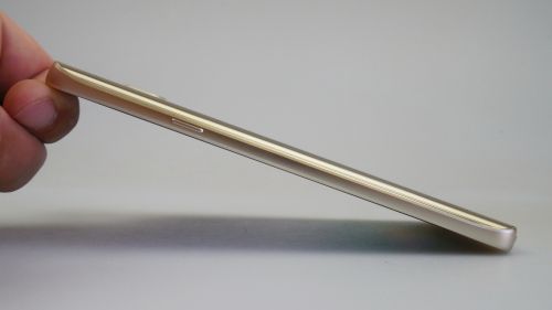 Samsung Galaxy Note 5 fotografiat din lateral