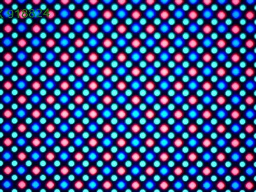 Pixelii sunt de tip Pentile Matrix