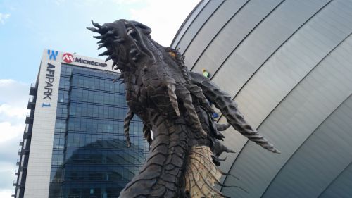 HDR-ul arată bine, după cum se vede din acele poze cu dragonul În fața lui AFI Palace Cotroceni