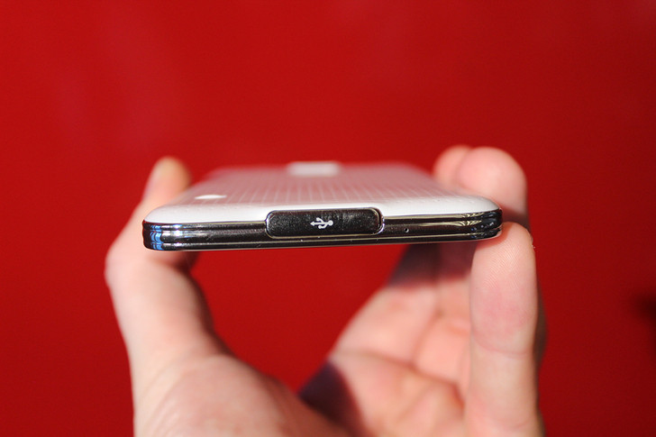 Scăpările de imagini cu Galaxy S5 nu se opresc; se confirmă prezența unui senzor pentru amprente