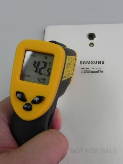 Tableta Samsung Galaxy Tab S 8.4 atinge o temperatură de 42.9 grade Celsius dupa o sesiune de 15 minute de gaming.