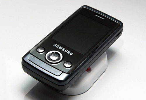 Samsung: Samsung prezinta telefoanele J800 Luxe si L700