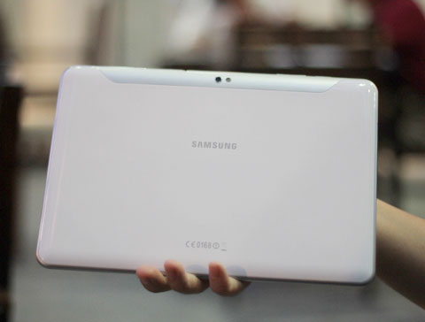 Samsung Galaxy Tab 10.1 alb (spate)