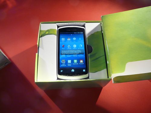Unboxing Xperia Play - am scos telefonul din cutie şi gamerul din noi (Video)