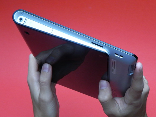 Forma Sony Tablet S aminteste de o revista indoita.