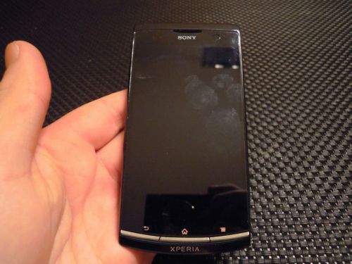 Telefon misterios Xperia apare În trailerul noului film Resident Evil; Să fie acesta Sony Xperia Arc HD? (Video)