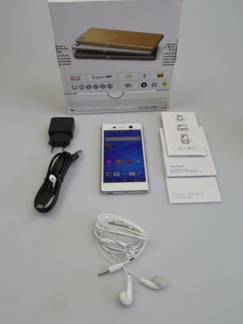 Continutul cutiei lui Sony Xperia M5