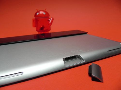 Sony Xperia Tablet S - port proprietar Sony si difuzoare stereo
