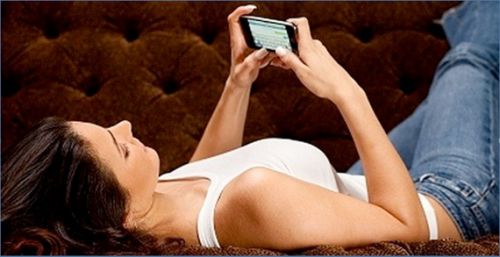 Femeile îşi iubesc telefoanele mai mult decât soţii, arata un studiu recent