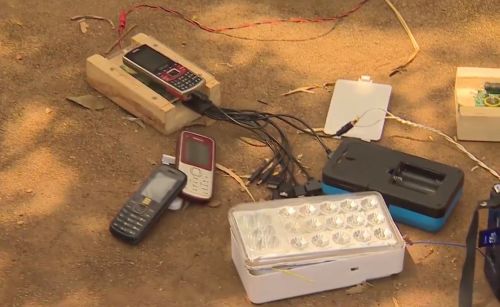 Iată cum se poate încărca un telefon folosindu-se un cuptor din pământ și un generator termoelectric