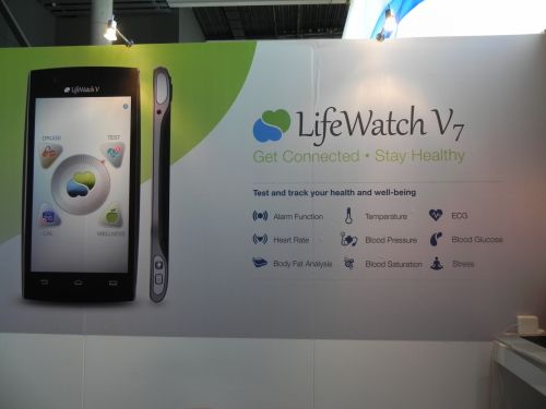 LifeWatch V7 hands on preview: un telefon care are grijă de sănătatea ta (Retro MWC 2014 - Video)