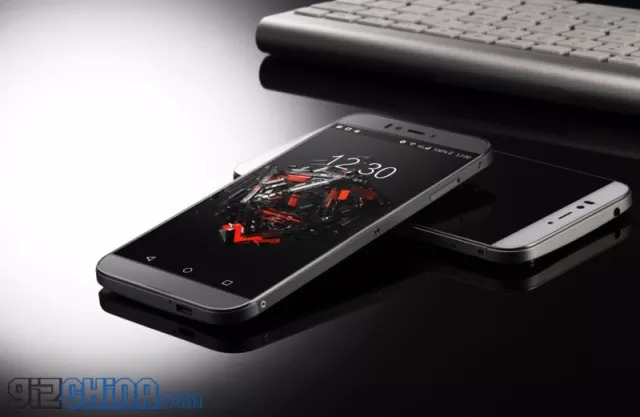 Primele imagini cu telefonul UMi Iron dezvăluie un smartphone ce aduce cu un HTC combinat cu un iPhone