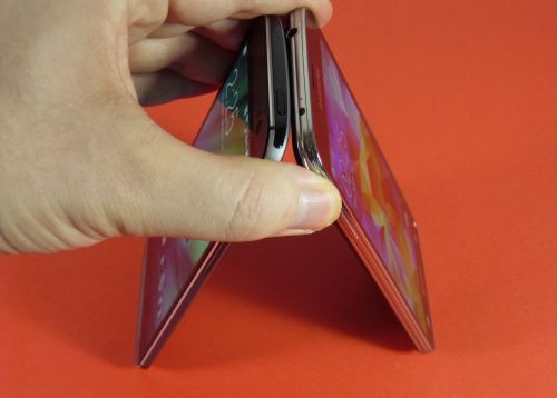 Samsung Galaxy S5 versus HTC One M8: regele Androizilor versus Apple-ul Androizilor (Video)