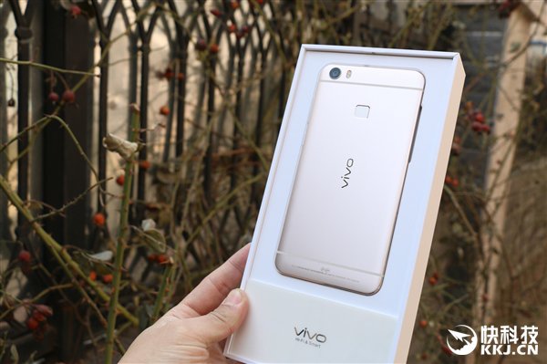 Primul telefon cu 6 GB RAM, Vivo Xplay 5 primeşte un unboxing (fotografii hands-on)