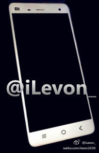 Xiaomi Mi4 este fotografiat din nou, partea din spate cu material ce imita metalul scoasă În evidență