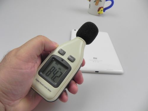 Am folosit și decibelmetrul și am atins 83.3 dbA În față și 84.2 dbA În spatele terminalului