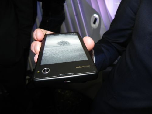 MWC 2014: YotaPhone 1 și YotaPhone 2 hands on - cu mâna pe telefoane dual display ale rușilor (Video)