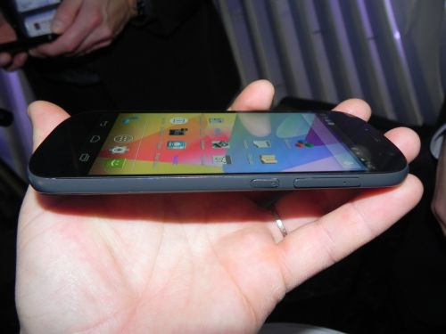 MWC 2014: YotaPhone 1 și YotaPhone 2 hands on - cu mâna pe telefoane dual display ale rușilor (Video)