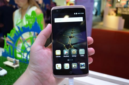 ZTE Axon Elite