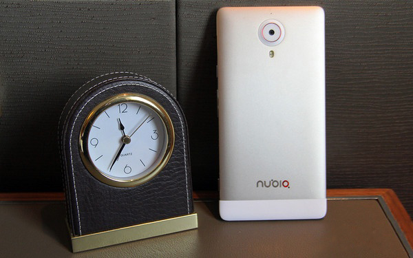 ZTE anunță Nubia X6, un telefon uriaș de 6.44 inch, cu cameră frontală de 13 MP