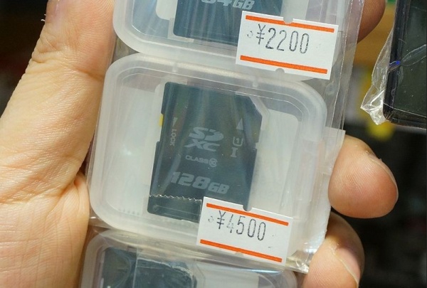 Un card SD cu preț de telefon: noul SanDisk microSDXC de 128 GB