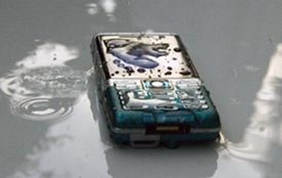 Cum procedam cand scapam telefonul mobil in apa