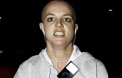 Diverse Stiri: Britney Spears a aruncat iPhone-ul noului sau iubit in piscina