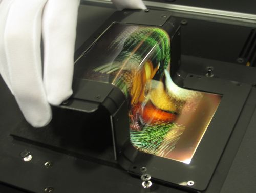 Nokia anunță lansarea unor panouri OLED flexibile ce pot reda imaginea chiar și atunci când sunt Îndoite