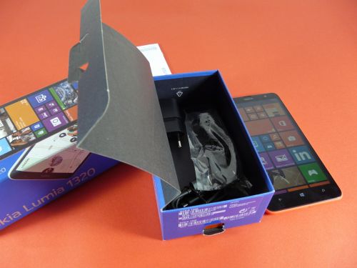Nokia Lumia 1320 unboxing: maxi phablet, mini preț (Video)