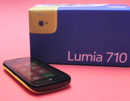 Nokia Lumia 710 Unboxing - scoatem din cutie "frățiorul" Windows Phone al lui Lumia 800 (Video)