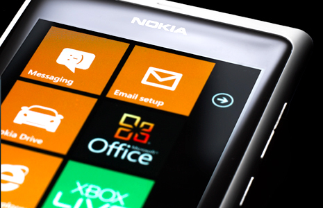 Nokia Lumia 800 în varianta albă