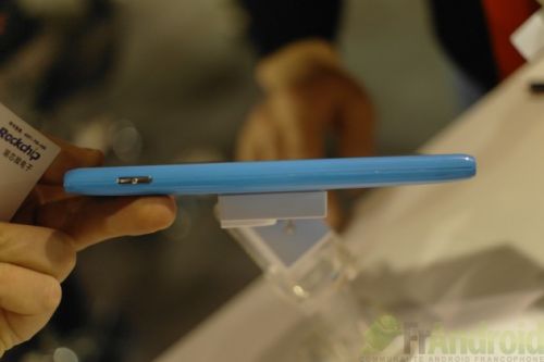 Nokia Lumia 900 cu Android?! Nu, doar o clonă de la CES 2012, produsă de Rockchip și expusă lângă Nokia...