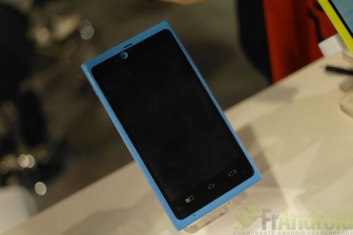 Nokia Lumia 900 cu Android?! Nu, doar o clonă de la CES 2012, produsă de Rockchip și expusă lângă Nokia...