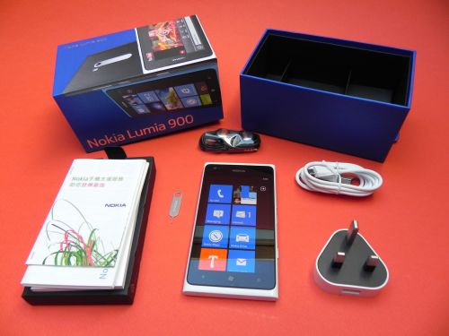 Nokia Lumia 900 unboxing