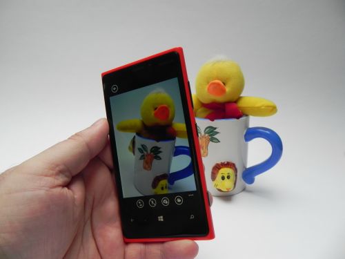 senzor Pureview de 8.7 megapixeli cu BSI, lentila F/2.0, autofocus, lentila Carl Zeiss și captura video 1080p