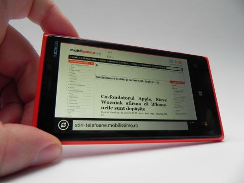 Web browserul IE 10 Mobile de pe acest device e rapid, textul se vede excelent pe ecran, iar În testele de browser am obținut 1692 puncte În Browsermark 2.0, cam la nivelul terminalelor moderne cu Android