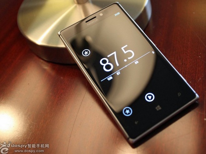 Nokia Lumia 925, care vine cu radio FM