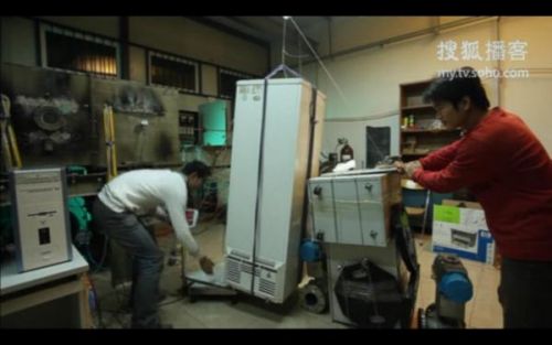 Nokia N8 ridică un frigider de 60 de kilograme! (Video)