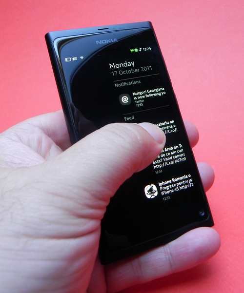 Nokia N9, navigare intre cele 3 ecrane