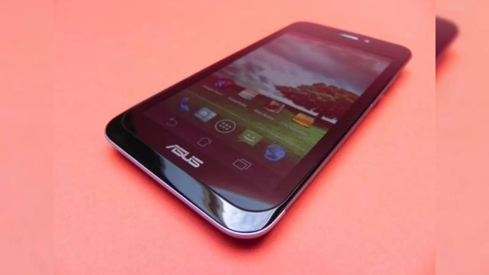 ASUS PadFone preview - telefon ascuns În tabletă, un hibrid interesant! (Video)