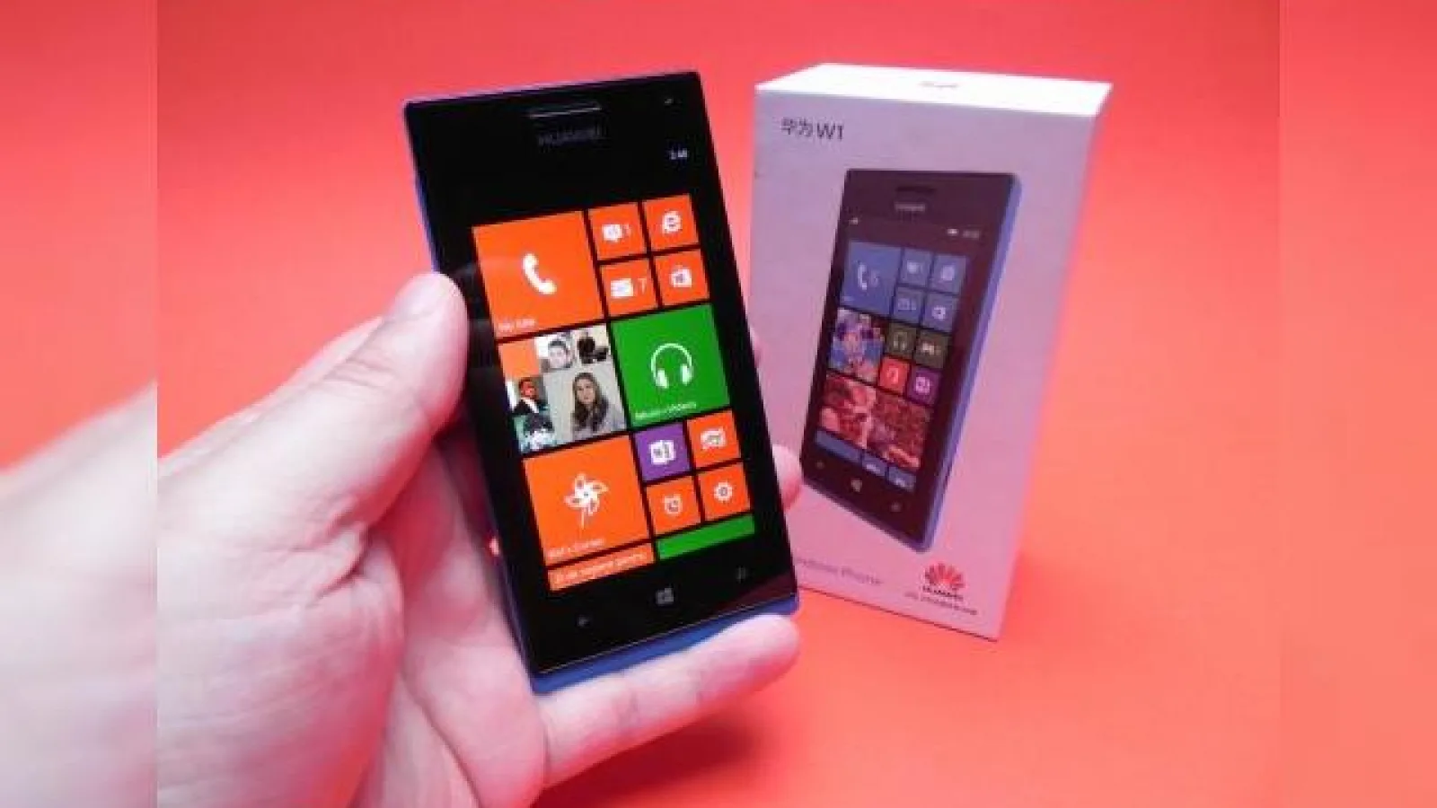 Huawei Ascend W1 unboxing: scoatem din cutie un model midrange de telefon WP8 cu preț accesibil (Video)